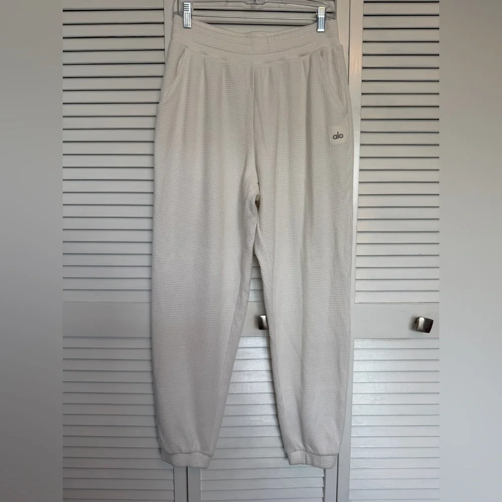 Alo Waffle Weekend Escape Joggers - Picture 4 of 7